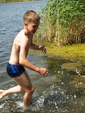 Children bathe in the river Foto stock