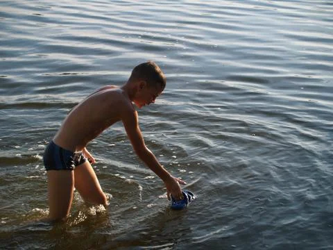 Children bathe in the river Stock-Fotos