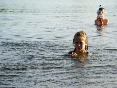 Children bathing in the river Foto stock