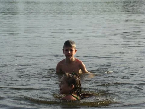 Children bathing in the river Foto stock