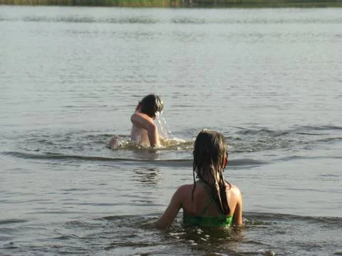 Children bathing in the river Foto stock