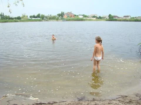 Children bathing in the river Stock-Fotos