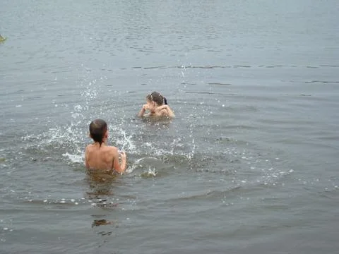 Children bathing in the river Stock-Fotos
