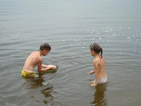 Children bathing in the river Foto stock