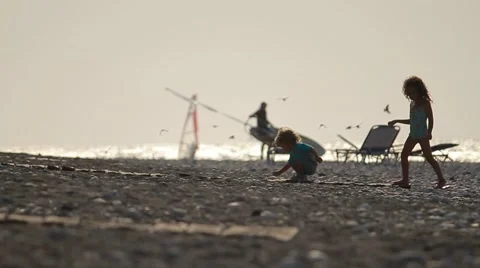 Children on the beach 動画素材 40300304