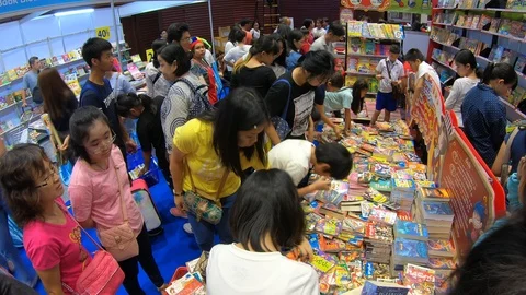 Children at book fair Stock-Footage 105508121