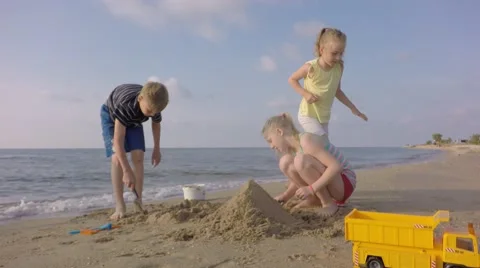 Children build sand. 库存影片 64672849