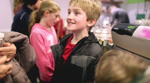Children in a candy store exploring a variety of jars containing sweets and Vídeo Stock 32740284