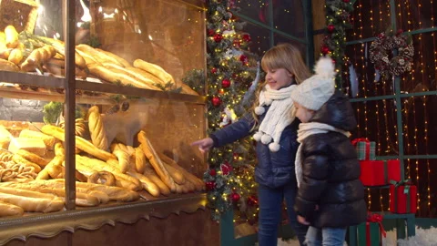 Children choosing bread in bakery in evening Stock-Footage 143505421