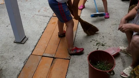 Children cleaned indoors 库存影片 80359230