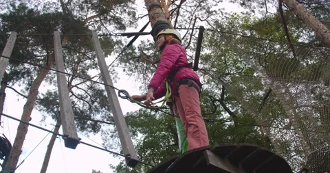 Children climbing in a park 库存影片 222914817