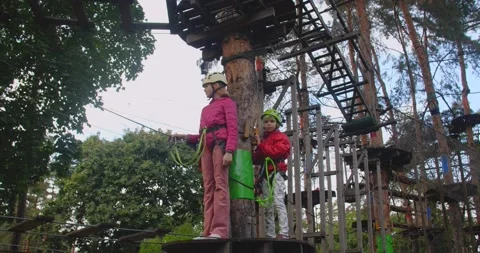 Children climbing in a park 库存影片 222915264