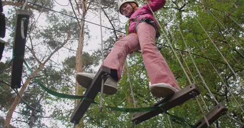 Children climbing in a park 库存影片 222915812
