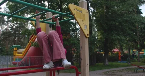 Children climbing in a park 库存影片 222917315