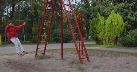 Children climbing in a park 库存影片 222917805