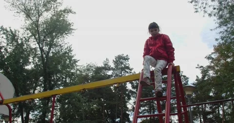 Children climbing in a park 库存影片 222918146