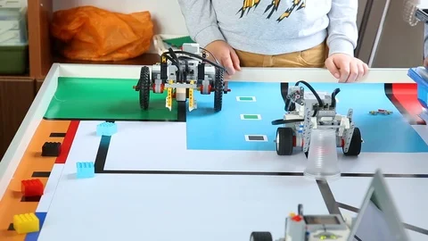 Children construct and programm robots. Vidéo 87034863