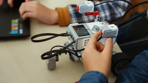 Children construct and programm robots. Editorial use only Vidéo 87036715