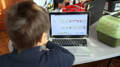 Children construct and programm robots. Editorial use only Vidéo 87037711