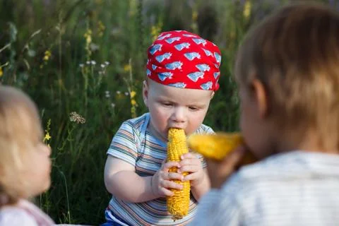 Children with corn Foto stock