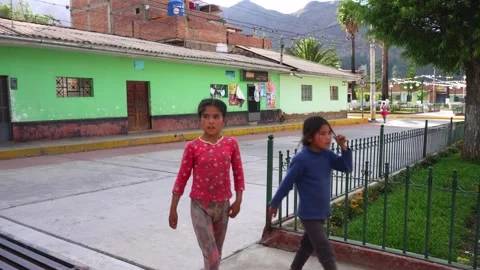 Children crossing the track going to play in a village in the Peruvian highlands Vidéo 164590437
