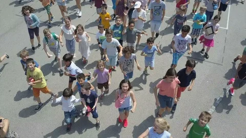 Children Crowd Running during Lunch Break Aerial View Vídeos de archivo 87191174