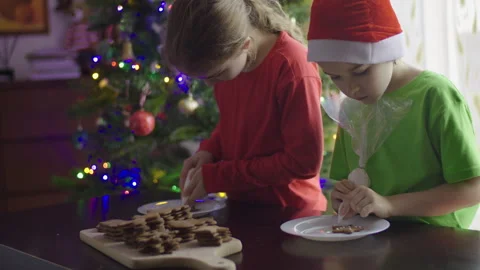 Children Decorating Gingerbread Christmas Cookie. Brother And Sister Making.. Видео 292805010