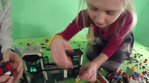 Children designer build a house and car. 库存影片 59661409