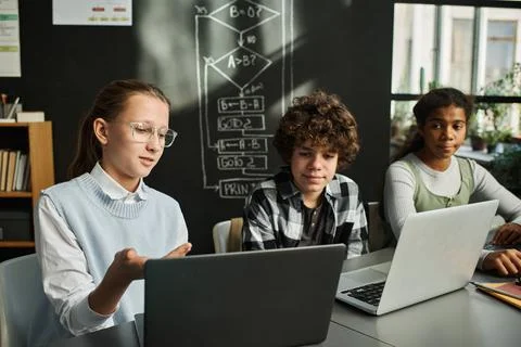Children discussing software on computer Foto stock