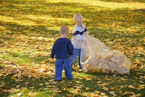 Children Doing Fall Cleanup Foto stock