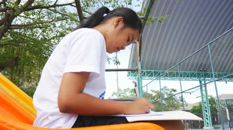 Children to doing home work 動画素材 65241972