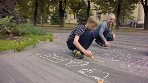 Children draw with chalk on the pavement Stock-Footage 68342577