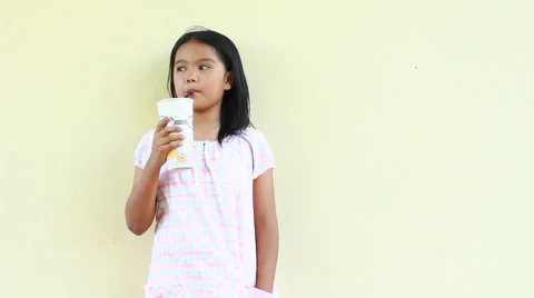 Children drinking ice water Vídeo Stock 40921057