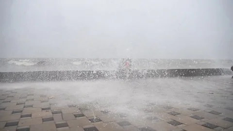 Children enjoy high tidal waves at Worli Seaface 스톡 동영상 76997780