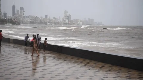 Children enjoy high tidal waves at Worli Seaface 스톡 동영상 76998973
