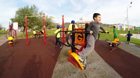 Children exercise on treadmill Stockbeeldmateriaal 43794596