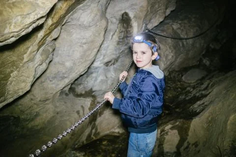 Children explore underground cavern Foto stock