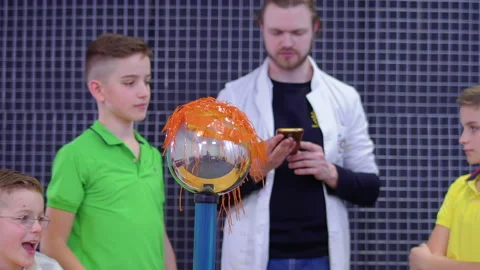 Children explores van de graaff generator Stock Footage 89139488