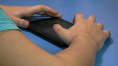 Children finger touching tablet computer touchscreen. 库存影片 87949109