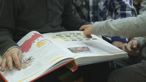 Children flipping book in kindergarten Vídeo Stock 80765558