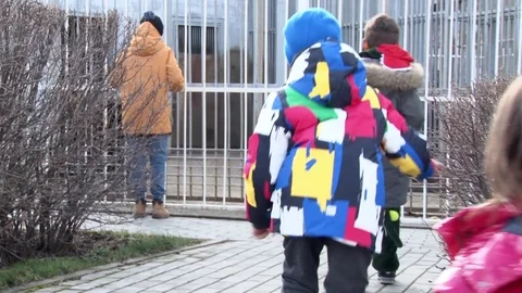 Children go to the cage with bear Stock-Footage 128280856