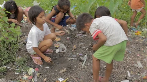 Children going through trash in poor community in the Philippines 스톡 동영상 91236819