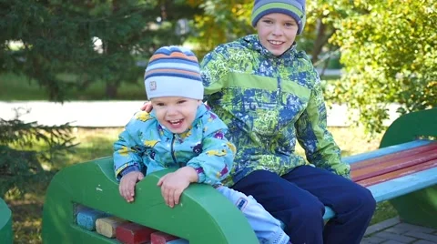 Children have fun playing on the bench in the Park Vidéo 68022232