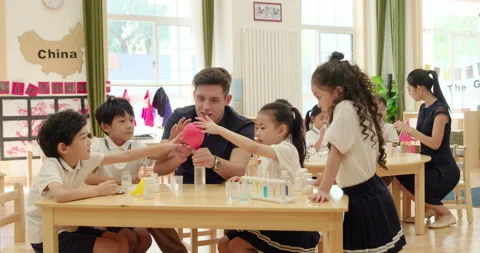 Children having science class in kindergarten classroom,4K Vidéo 146867908