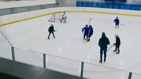Children hockey team training on ice arena Vidéo 111341253