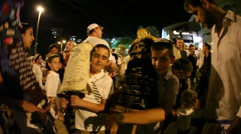 Children hold Bible scrolls during the ceremony of Hakafot Vidéo 55573666