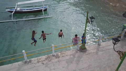 Children Jumping Off Harbor Bridge Vídeo Stock 88221015