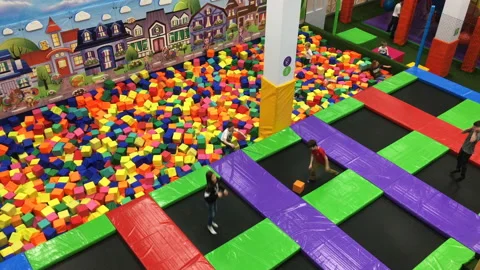 Children jumping on a trampoline Vidéo 88680993