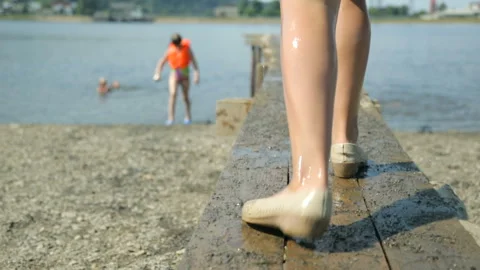 Children jumping into water 库存影片 99899779