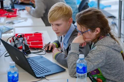 Children learn how to program a robot at Skolkovo 库存照片